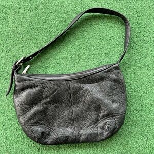 Stone Mountain Women’s leather handbag with adjustable strap with five holes.